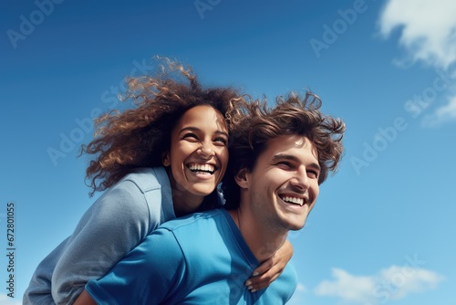 Un jeune couple amoureux s'enlace sous un beau ciel bleu d'été