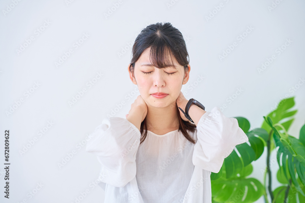 肩こりに苦しむ若い女性