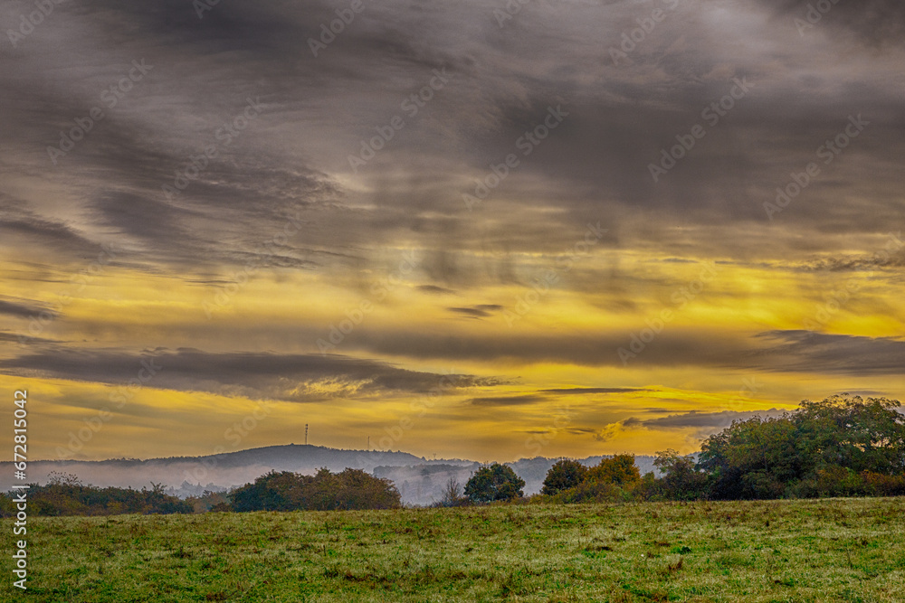 Fototapeta premium Sonnenuntergang mit schönen Wolken 