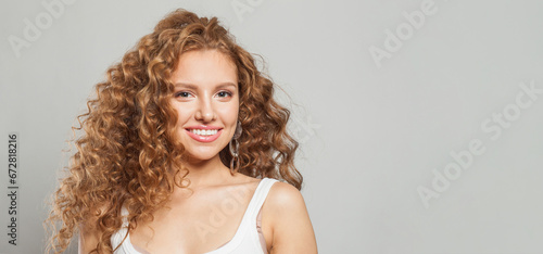 Canvastavla Happy woman with wavy hair and natural makeup laughing