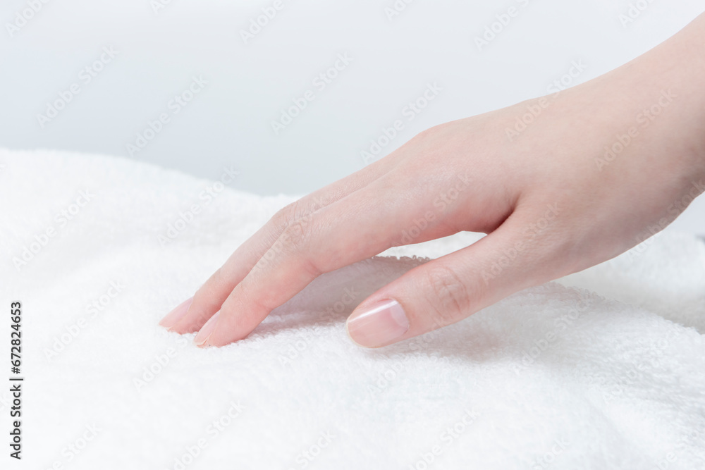 タオルを触る女性の手2