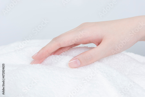 タオルを触る女性の手3