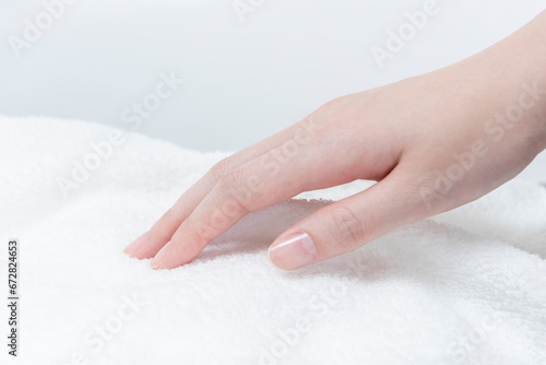 タオルを触る女性の手2