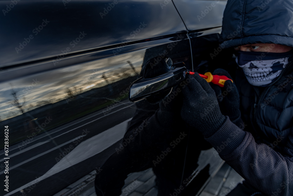Attempted car theft using a suitcase in the city center Attempted car theft using a suitcase in the city center