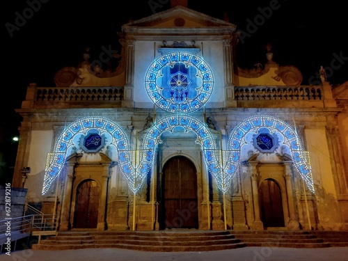 Φωτογραφία Il fascino notturno della chiesa madre di Leonforte addobbata a festa con le luminarie
