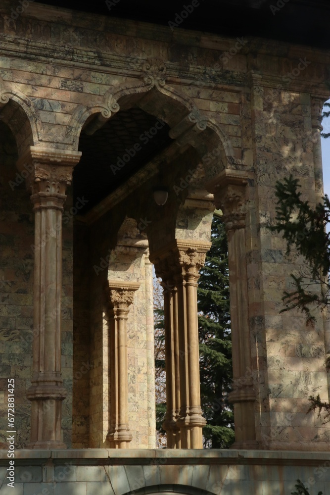 Obraz premium Vertical shot of an elaborate stone building grand columns arched windows