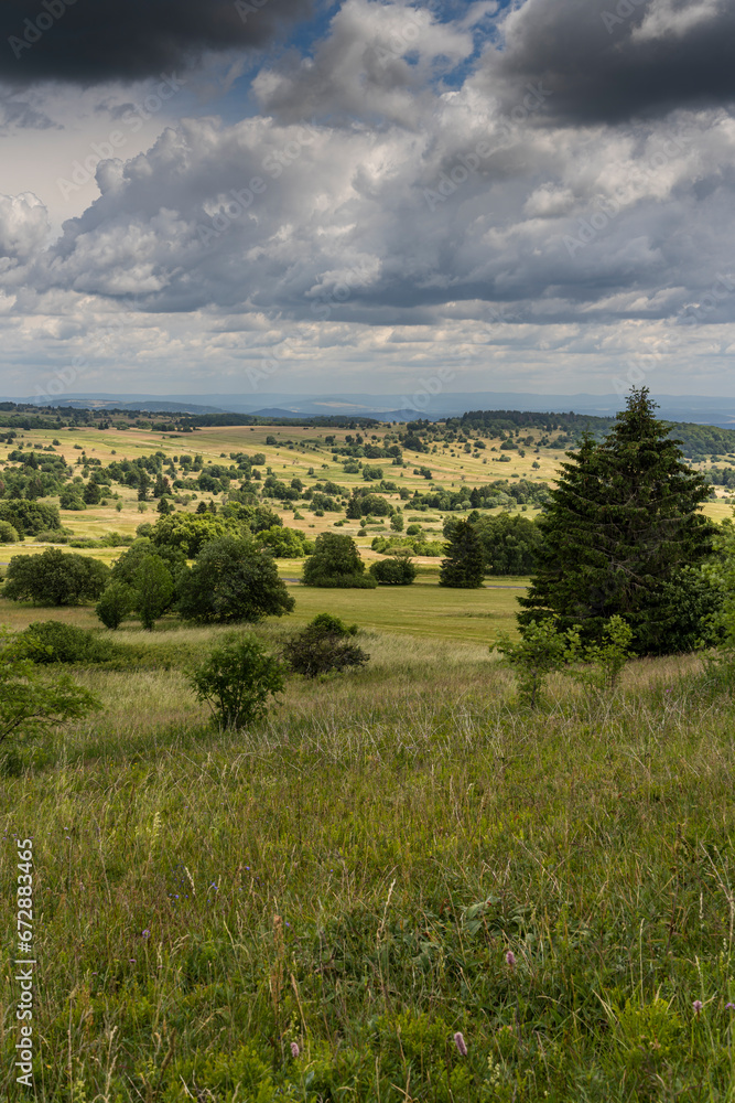 Obraz premium Rhönlandschaft am Heidelstein in der Langen Rhön, Biosphärenreservat Rhön, Bayern, Hessen, Deutschland.