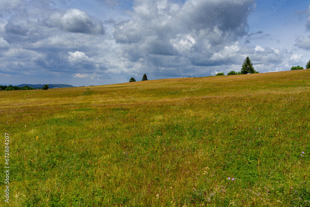 Rhönlandschaft am Heidelstein in der Langen Rhön, Biosphärenreservat Rhön, Bayern, Hessen, Deutschland. Rhönlandschaft am Heidelstein in der Langen Rhön, Biosphärenreservat Rhön, Bayern, Hessen, Deutschland.