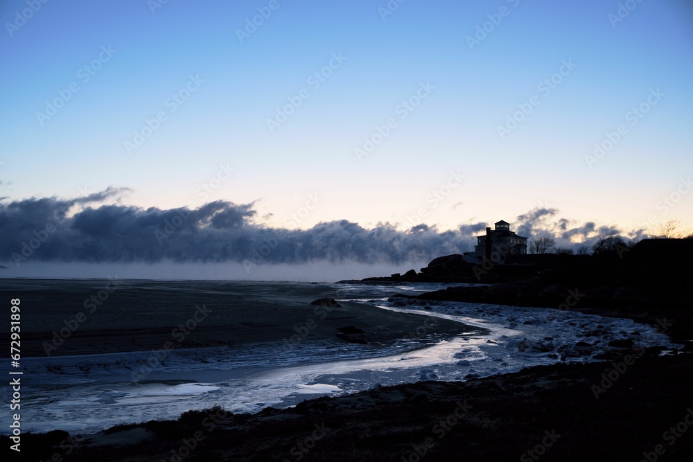 Obraz premium Beach scene with an fluffy cloud sunset at the backdrop