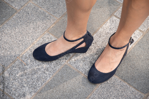 beautiful female tanned legs in dark blue strappy shoes, retro fashion for walking around the city, sexy shoes, High quality photo