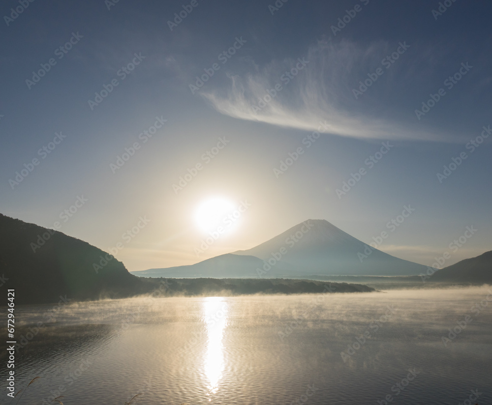 夜明けの富士山と水煙の湖
夜明けの富士山と水煙の湖