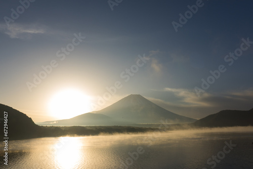 夜明けの富士山と水煙の湖 