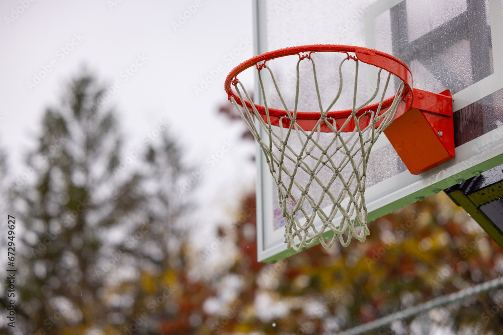 Balcon de basketball sous la pluie, automne,  horizontal