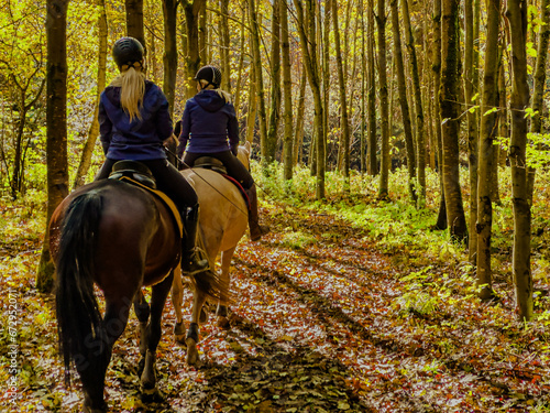 Zwischen Herbstlaub und Pferdeglück: Ein Ausritt durch den bunten Wald © FOTOKERSCHI