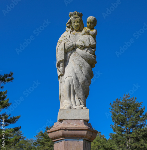 Statue de la Vierge Marie et son enfant J  sus