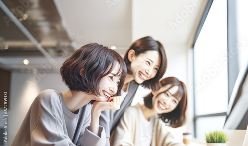 オフィスで仕事する笑顔の日本人女性