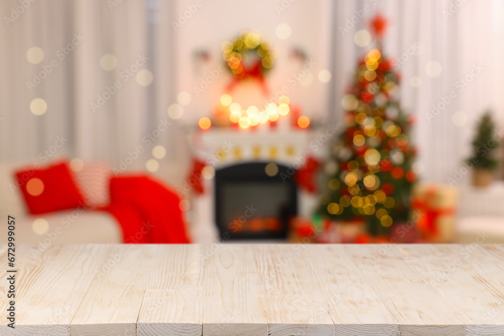 Obraz premium Wooden table in room decorated for Christmas. Space for design