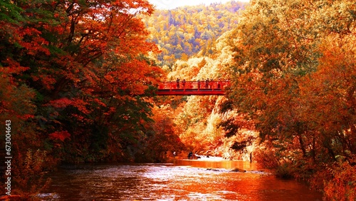 晩秋に染まる定山渓温泉と二見吊り橋