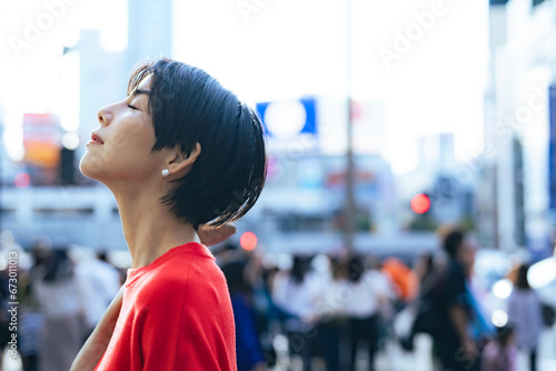 街で空を見上げる女性 photo