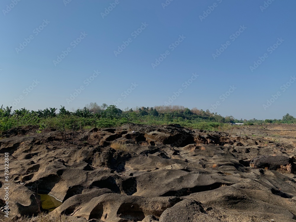 Obraz premium The view of the water in the dam during the dry season with its rocks is very beautiful