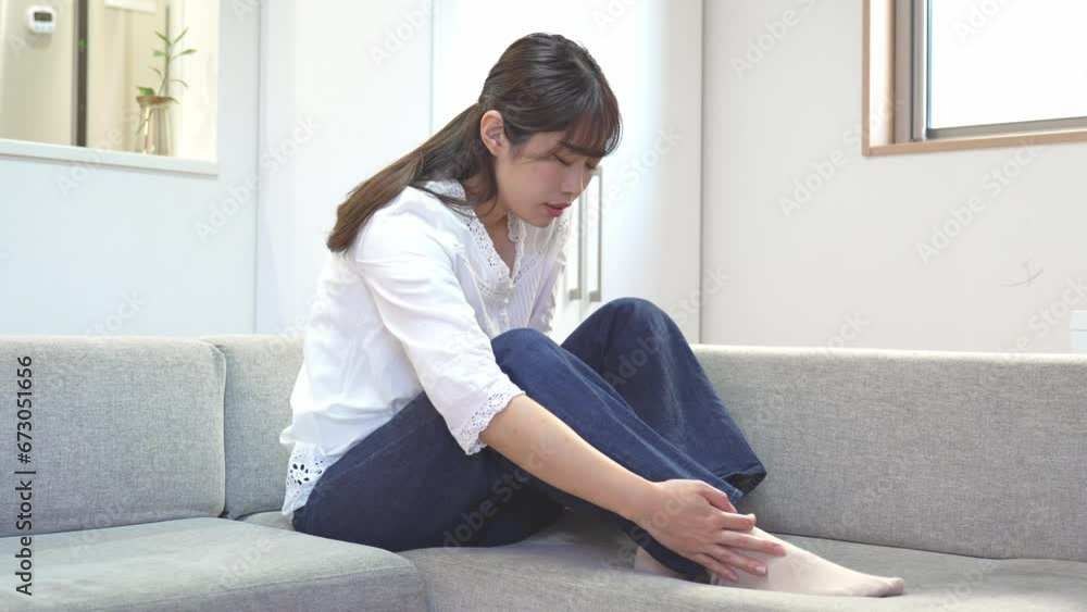 足をさする女性 足をさする女性