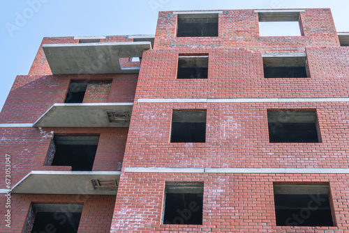 White coating on the surface of the brickwork. There are efflorescences on the brick. Salt crystals on the brickwork. Violation of technology during construction, leading to the destruction of bricks.