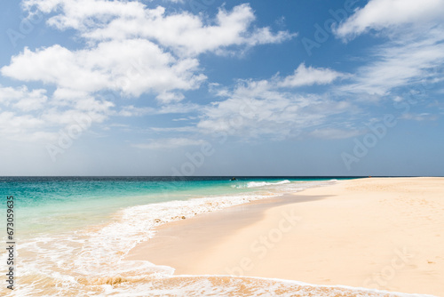 Seichte wellen am Strand 