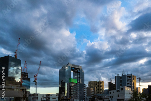 雲に覆われた大阪駅周辺のビル 