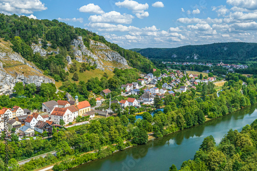 Die idyllisch im Altmühltal gelegene Gemeinde Essing an einem sonnigen Sommertag