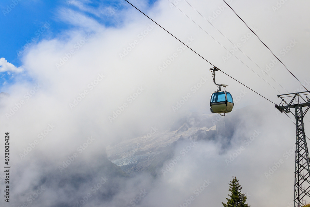Obraz premium Overhead cable car to First mountain, Grindelwald, Switzerland