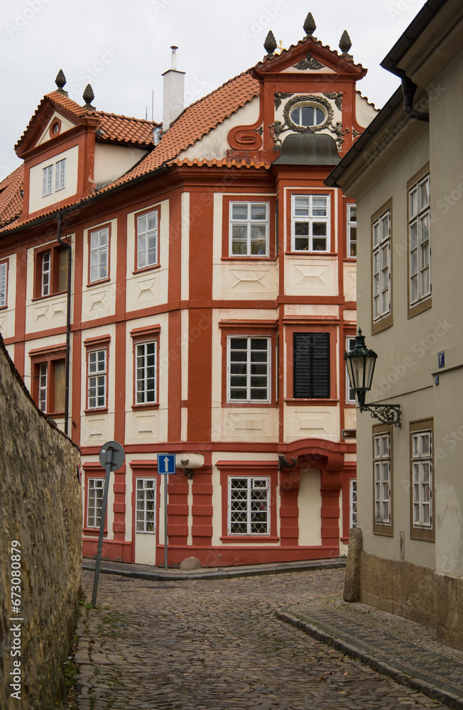 Bâtiment ancien coloré dans la ruelle ancienne pavée de Nový Svět à Prague au pied du Chateau