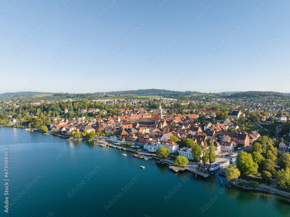 Luftbild von der Stadt Überlingen am Bodensee mit der Seepromenade