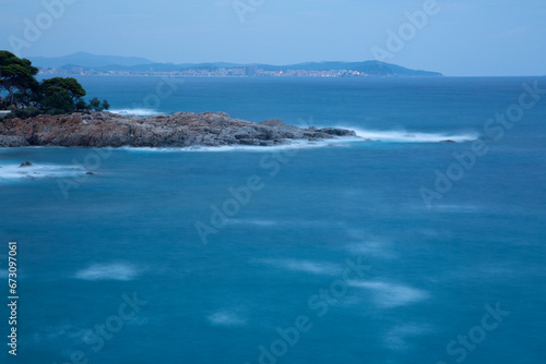 the sea crashing against the rocks © Jorge
