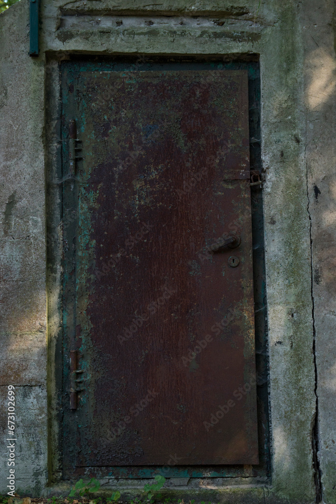 Rdzawe, zabytkowe drzwi