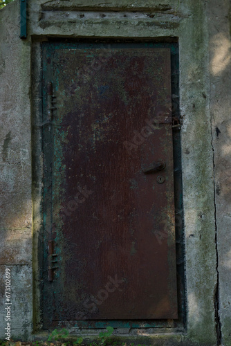 Rdzawe, zabytkowe drzwi © Sebastian