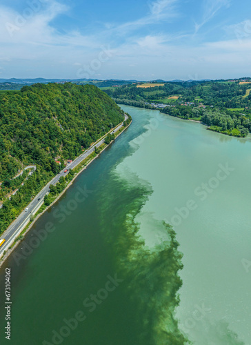 Ausblick auf die Donau bei Passau, das Wasser von Donau, Inn und Ilz durchmischt sich nach dem Zusammenfluss