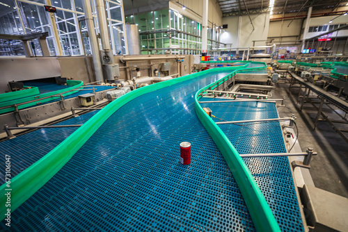 The crossing flow can of the roller and conveyor carbonated