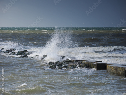 Wellen und Brandung am schwarzen Deich auf Borkum