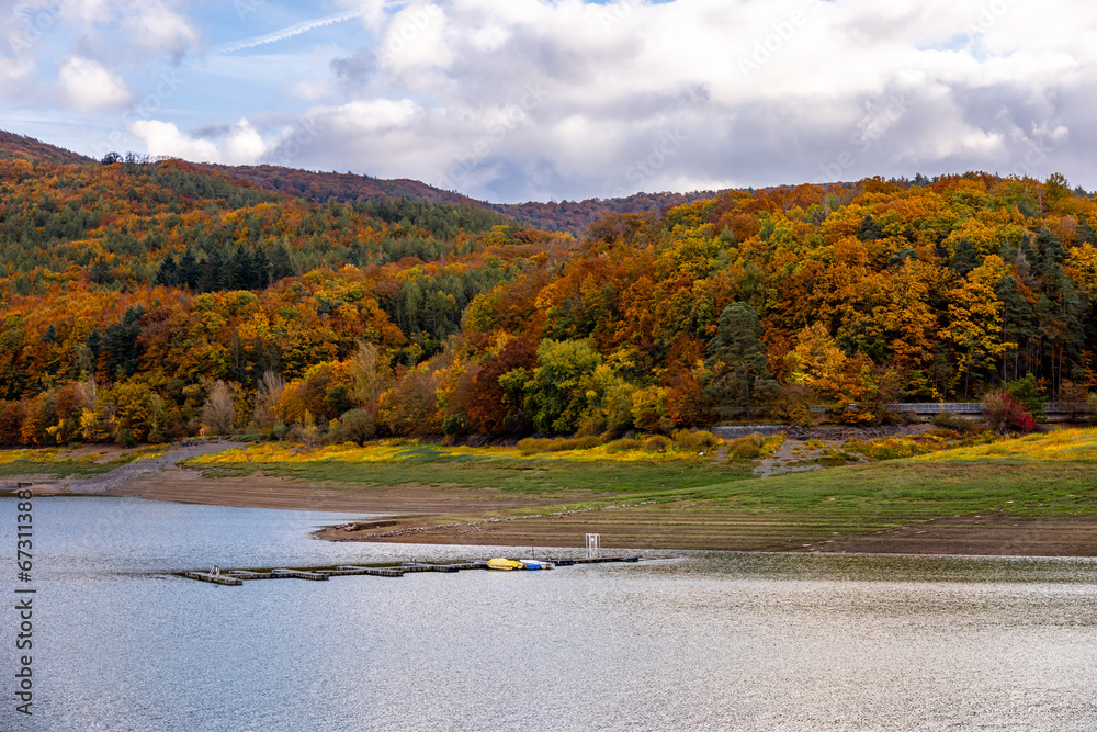 Herbstwanderung entlang der Edertalsperre zur versunkenen Stadt vom Edersee Atlantis - Edertal - Hessen - Deutschland Herbstwanderung entlang der Edertalsperre zur versunkenen Stadt vom Edersee Atlantis - Edertal - Hessen - Deutschland