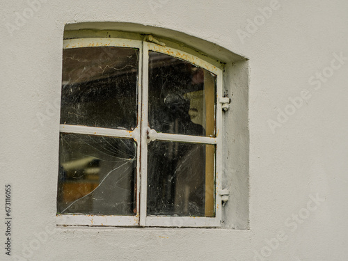 Izolowane okno z pęknięta szybą