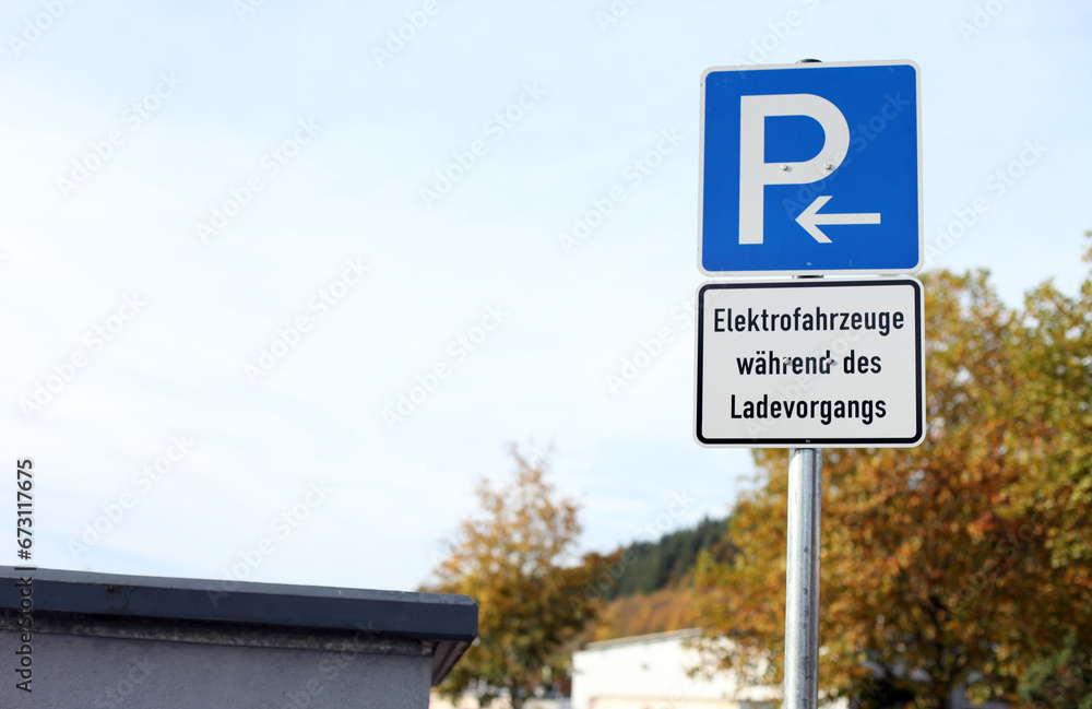 Parkplatz nur für ELEKTORFAHRZEUGE