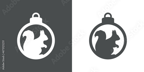 Tiempo de Navidad. Logo con silueta de bola de navidad con ardilla sentada para su uso en invitaciones y felicitaciones