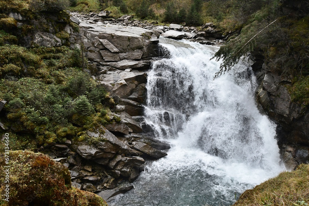 Wodospady Krimmler w austriackich Alpach. Najwyższe wodospady w Europie - obrazy, fototapety, plakaty 