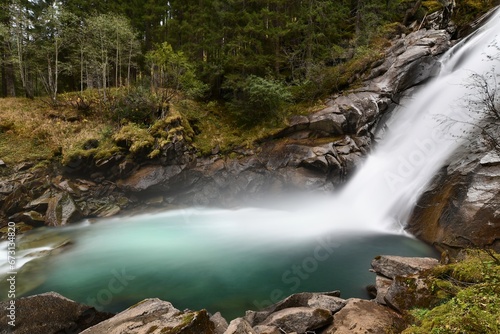 Fototapeta Naklejka Na Ścianę i Meble -  Wodospady Krimmler w austriackich Alpach. Najwyższe wodospady w Europie. Długi czas naświetlania