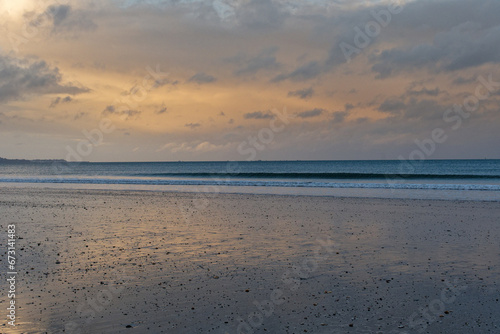 Fototapeta Naklejka Na Ścianę i Meble -  plage au coucher du soleil en pose longue - plage des rosaires - saint brieuc