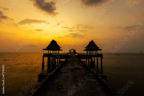 Background view Close-up of panoramic views  sea  bridge  twilight sky  is a natural beauty  the wallpaper of the morning sun.