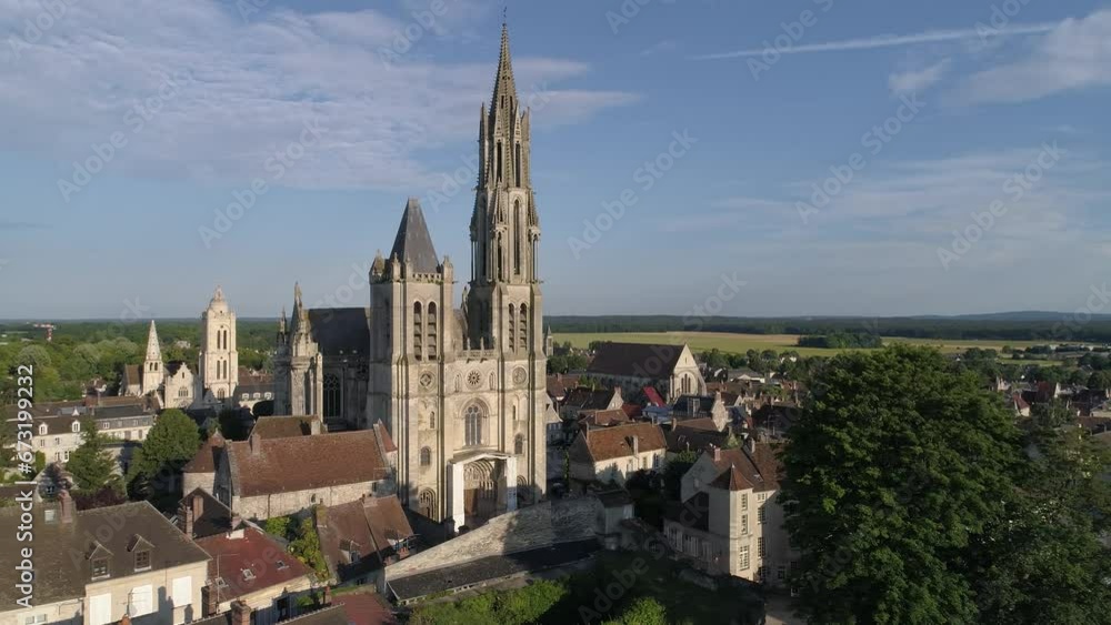 Vue aérienne de Senlis, Oise, Hauts-de-France. Cathedrale Notre Dame de Senlis, église Saint Pierre et le centre ville. Vue aérienne de Senlis, Oise, Hauts-de-France. Cathedrale Notre Dame de Senlis, église Saint Pierre et le centre ville.