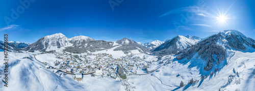 Panoramablick über den herrlich gelegenen Wintersportort Berwang in der Tiroler Zugspitz Region © ARochau