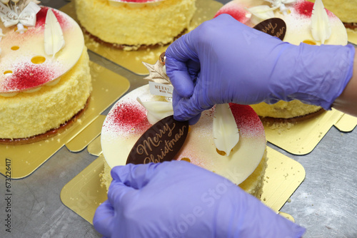 パティシエが厨房で作ったクリスマスケーキ、フロマージュチーズケーキ