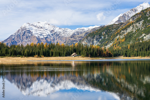 Fototapeta Naklejka Na Ścianę i Meble -  Foliage all'Alpe. e lago Palù, Valmalenco, in autunno